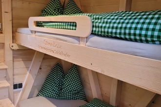 Betten aus dem Holz der Schlaf-Kiefer, für einen gesunden tiefen Schlaf.